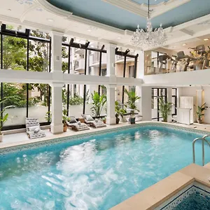 Queen's Court Hotel&residence Hotel